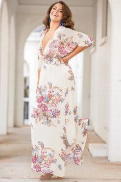 In A Dreamlike State Maxi Dress, Off-White -VogueBabe Store 373A9100 Edit
